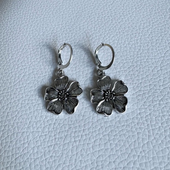 Silver Bohemian Vintage Floral Flower Drop Earrings New NWT - Picture 3 of 6